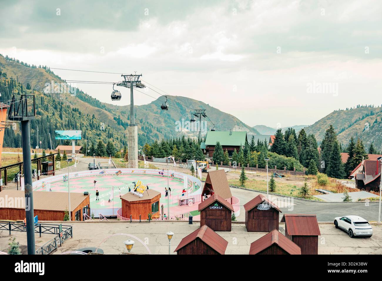 ALMATY, KAZAKHSTAN - 18 AOÛT 2025 : : vue panoramique sur les montagnes avec un téléphérique en service. Les gens profitent de vacances à la station de ski, avec un patin à glace Banque D'Images