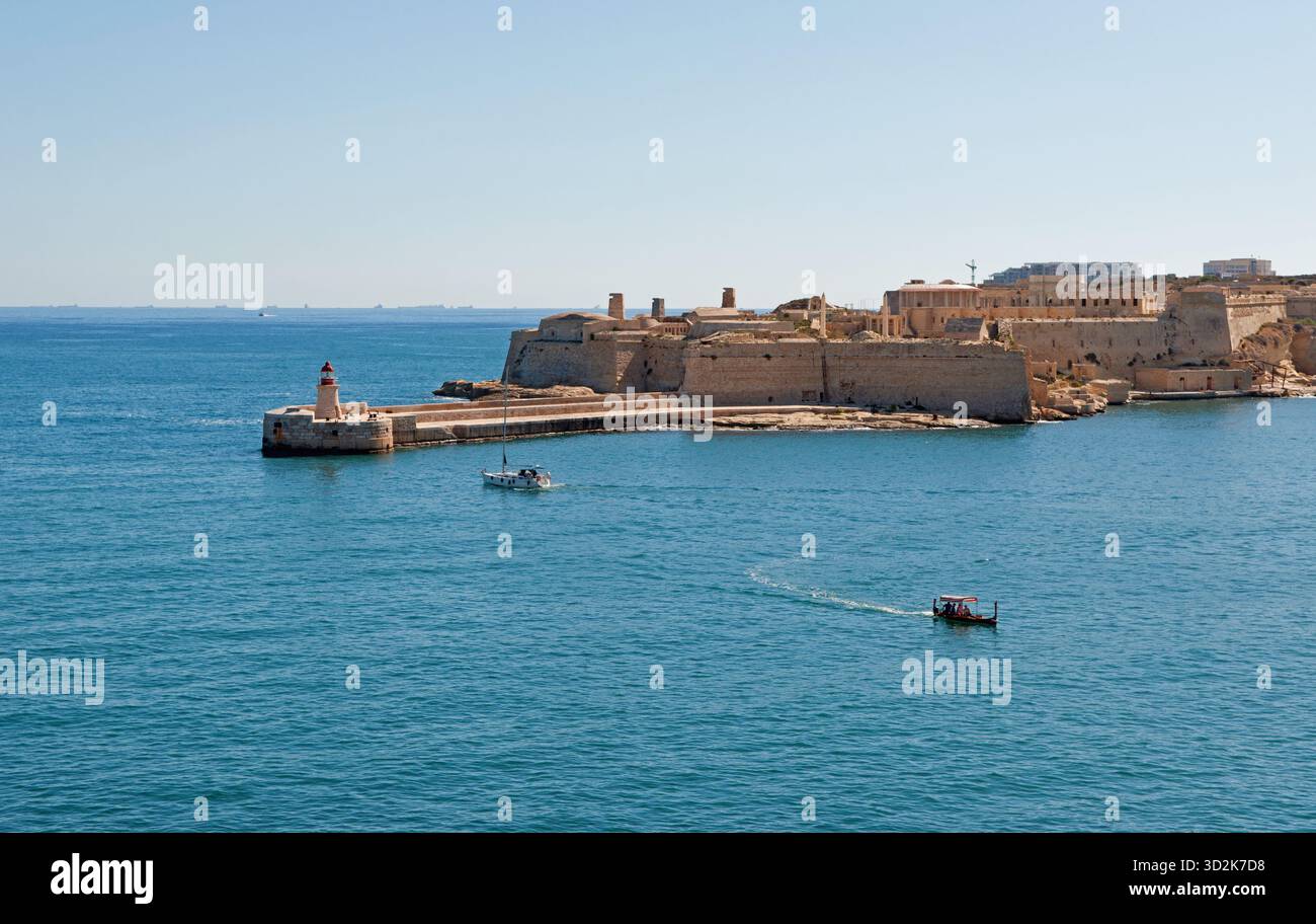 Fort Rinella et le brise-lames Ricasoli East à l'entrée du Grand Port, la Valette, Malte Banque D'Images