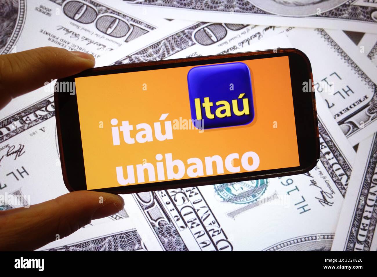 Pologne. 28 septembre 2025. Dans cette illustration photo, le logo de la société Itau Unibanco est affiché sur l'écran d'un smartphone. Crédit : SOPA images Limited/Alamy Live News Banque D'Images