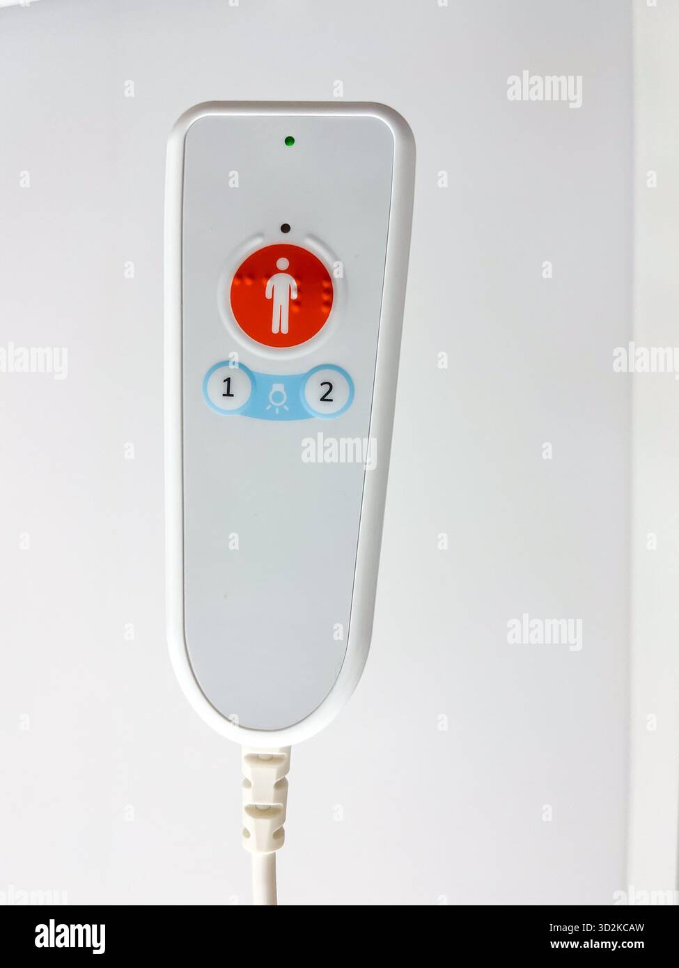 Télécommande pour dispositif médical, avec bouton d'urgence rouge et icônes claires, conçue pour faciliter l'utilisation dans les environnements de soins, améliorant ainsi le patient Banque D'Images