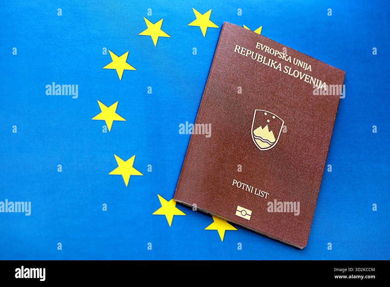 Passeport slovène sur fond drapeau bleu de l'union européenne gros plan. Citoyenneté dans les pays d'Europe concept Banque D'Images