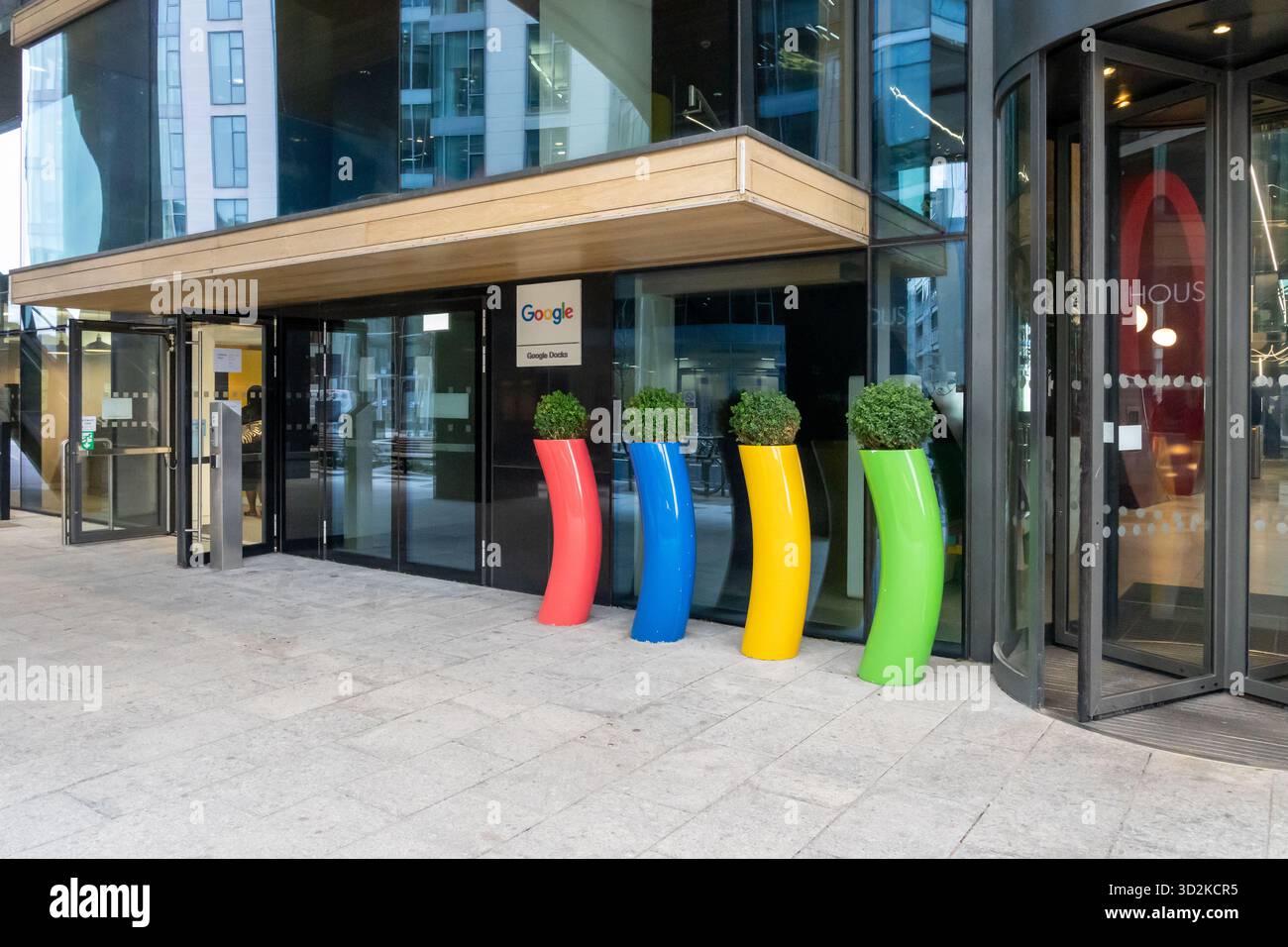 L'entrée de l'immeuble de bureaux Google Docks à Dublin, Irlande. Banque D'Images