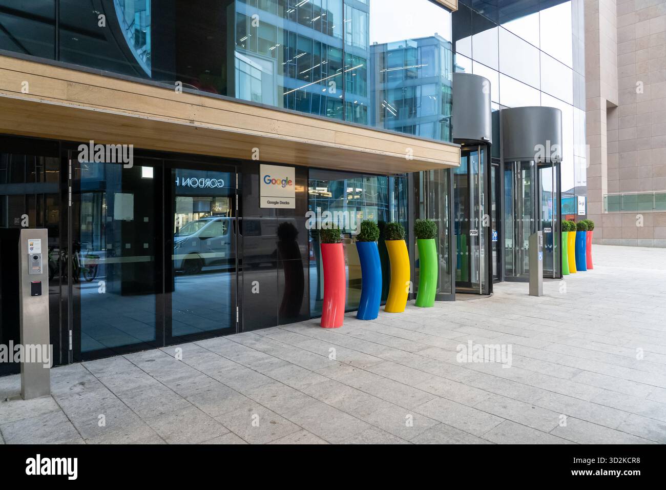L'entrée de l'immeuble de bureaux Google Docks à Dublin, Irlande. Banque D'Images