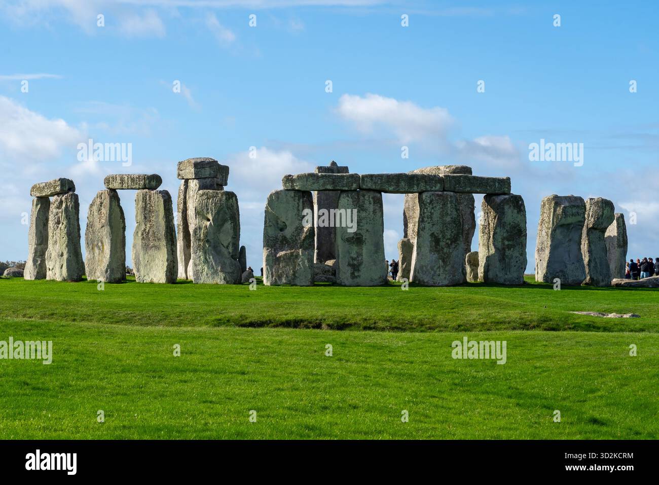 Visiteurs de Stonehenge, le site préhistorique des mégalithes du patrimoine mondial situé sur la plaine de Salisbury, Royaume-Uni. Banque D'Images