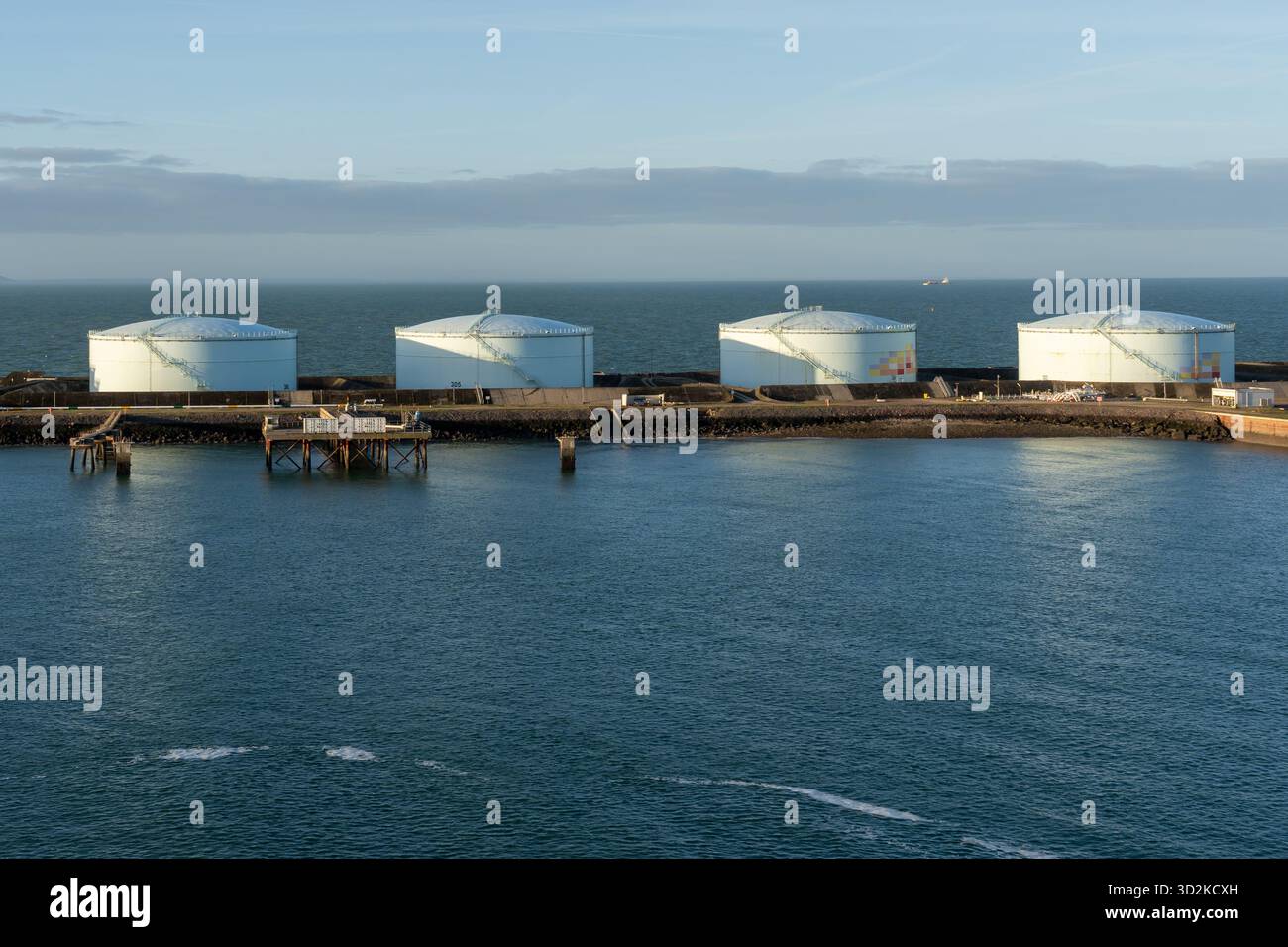 Vue des réservoirs de stockage de pétrole le matin dans le port du Havre, nord de la France. Banque D'Images