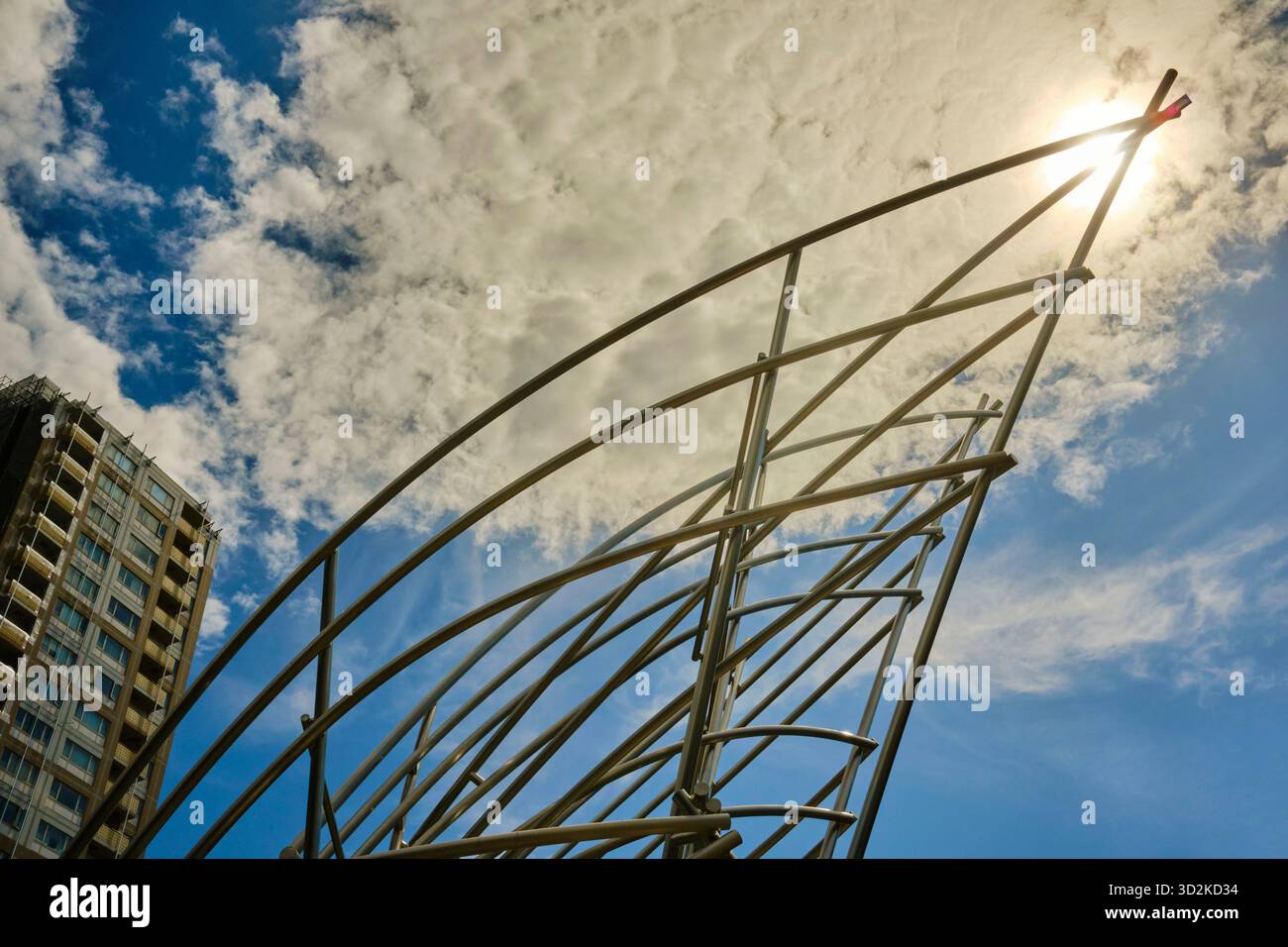 Une entrée tubulaire frappante en acier inoxydable près de Cesar Pelli accueille les visiteurs au Musée national d'Art d'Osaka Banque D'Images