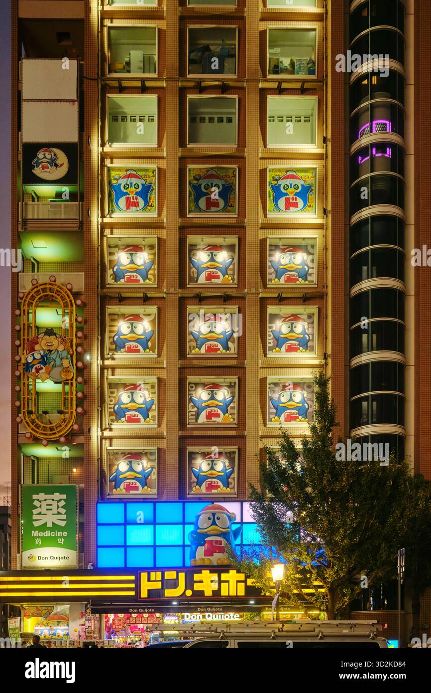 La mascotte des pingouins Don Quijote accueille les visiteurs devant le magasin Don Quijote à plusieurs étages situé à Dotonbori, Osaka Banque D'Images