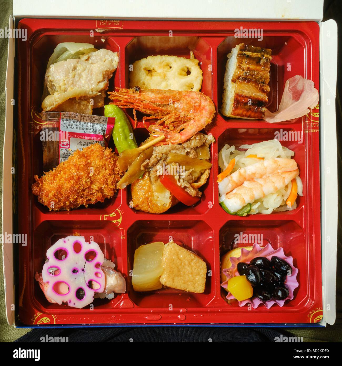 Ekiben, une boîte à lunch japonaise achetée dans les gares connues pour ses ingrédients locaux et ses spécialités régionales Banque D'Images