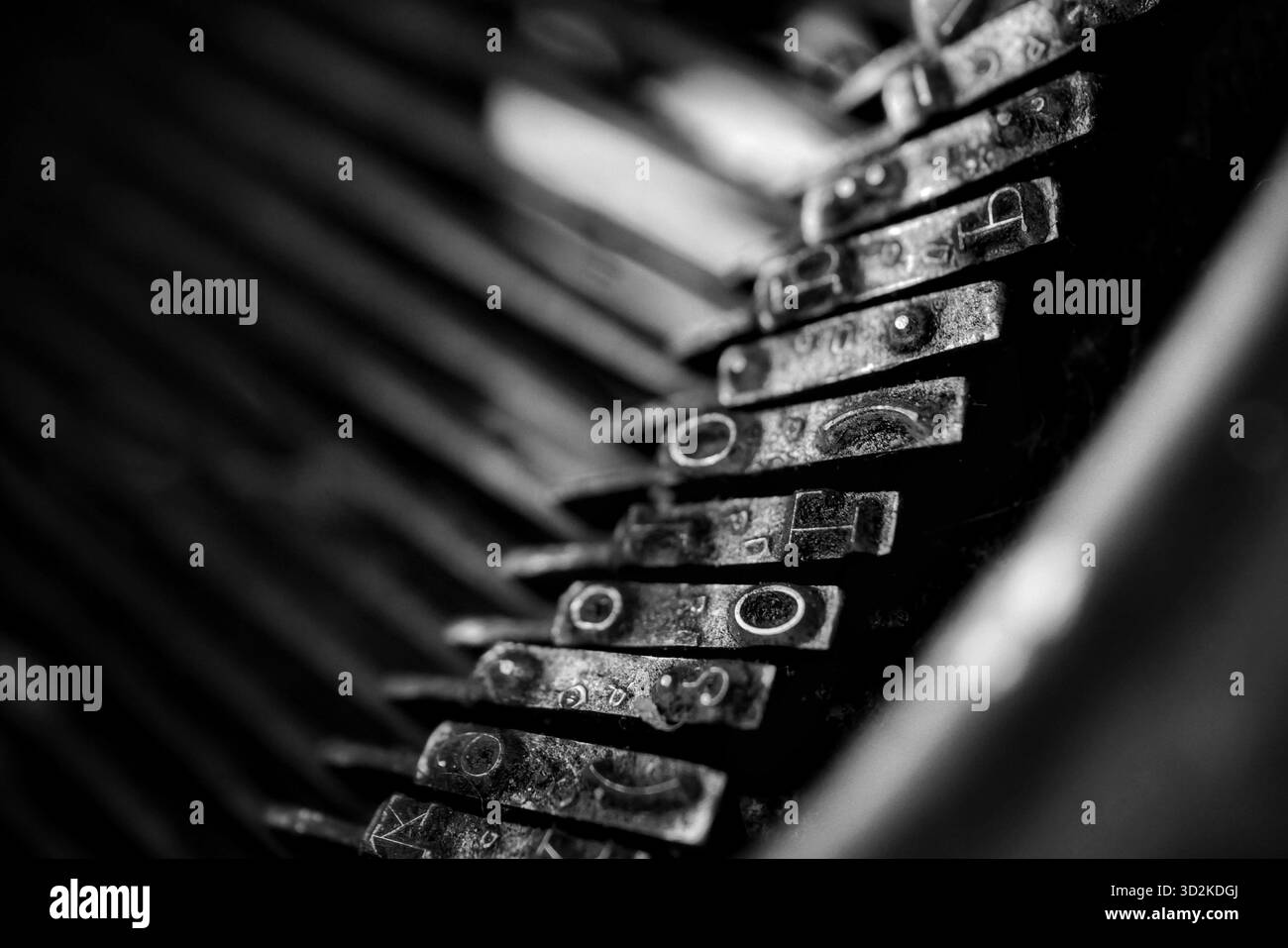 Gros plan des clés de machine à écrire en métal vintage en noir et blanc Banque D'Images