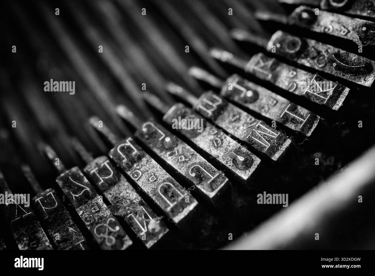 Gros plan des clés de machine à écrire en métal vintage en noir et blanc Banque D'Images