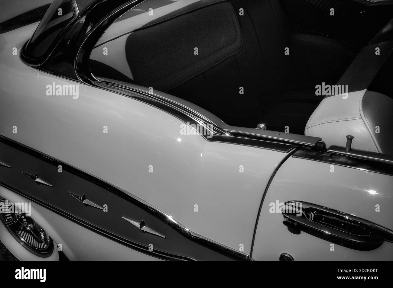 Voiture Pontiac vintage en noir et blanc Banque D'Images