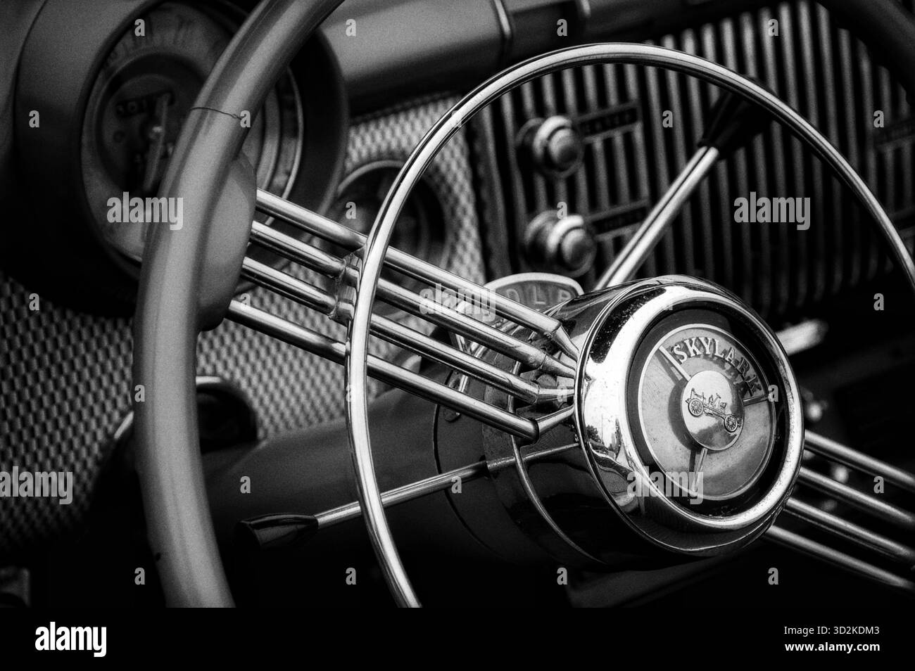 Tableau de bord et volant d'une voiture Buick Skylark vintage en noir et blanc Banque D'Images