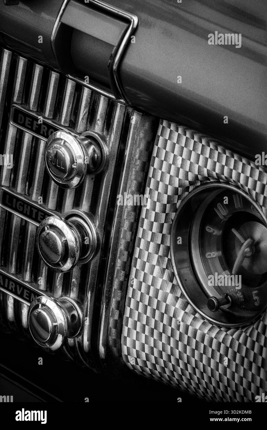 Tableau de bord et volant d'une voiture Buick Skylark vintage en noir et blanc Banque D'Images