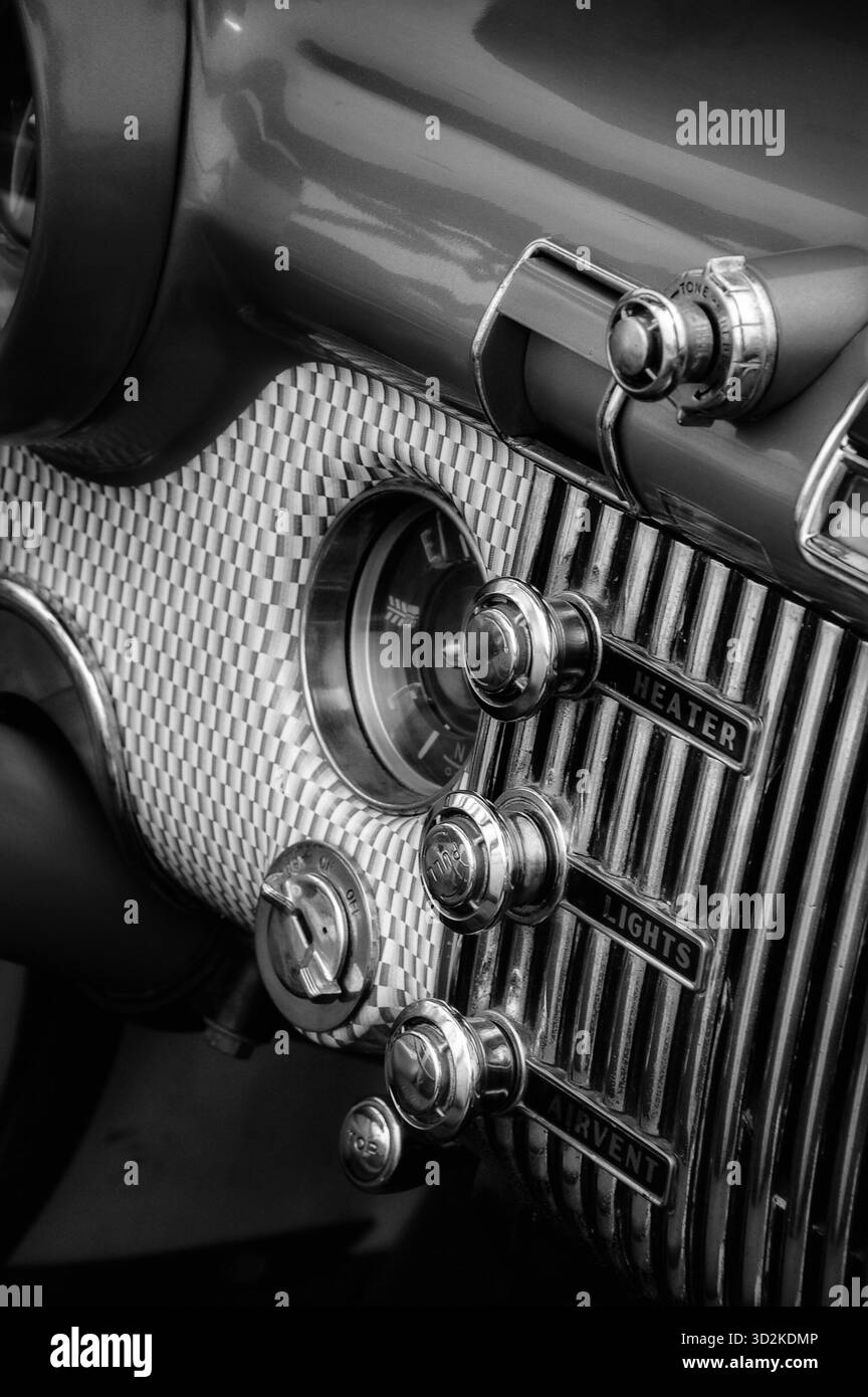 Tableau de bord et volant d'une voiture Buick Skylark vintage en noir et blanc Banque D'Images