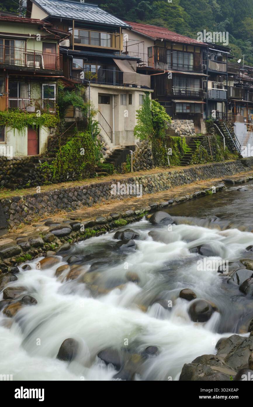 Ruisseau à la rivière Kodara, Gujo Hachiman, Gifu, Japon. Également connue comme la ville de l'eau du Japon. Banque D'Images
