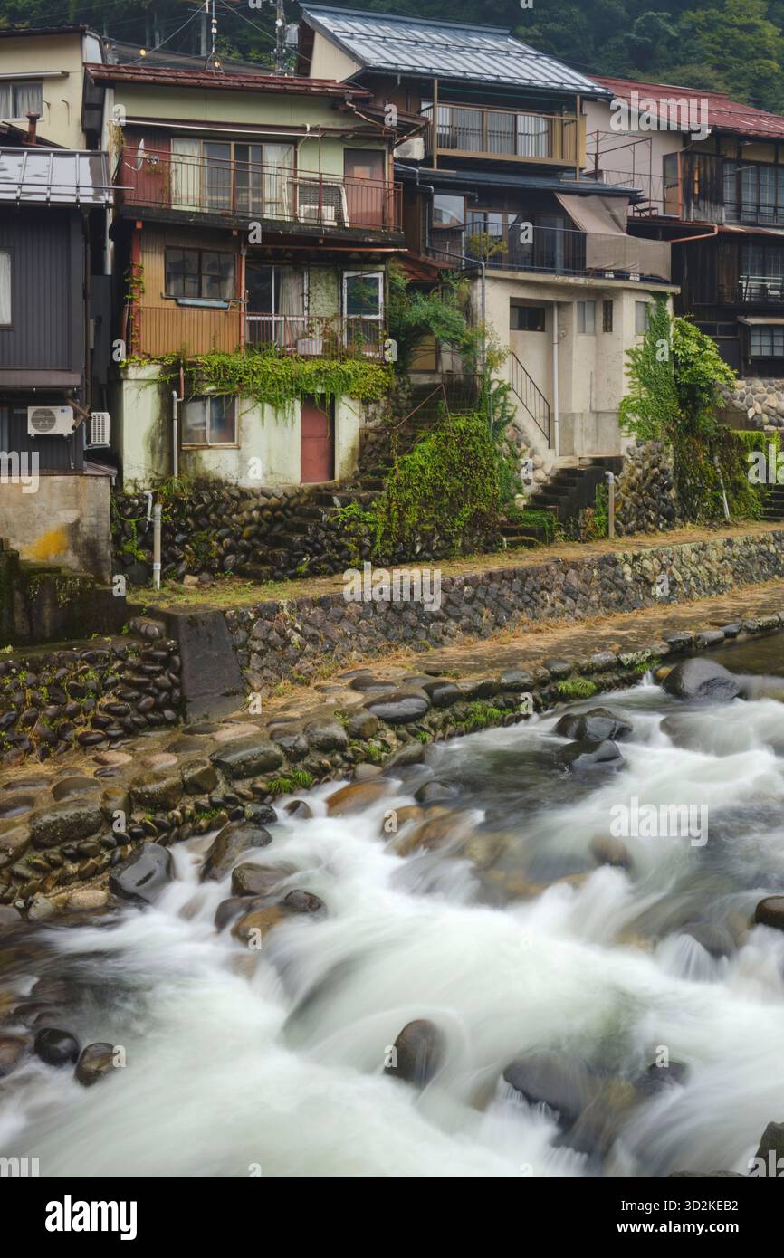 Ruisseau à la rivière Kodara, Gujo Hachiman, Gifu, Japon. Également connue comme la ville de l'eau du Japon. Banque D'Images