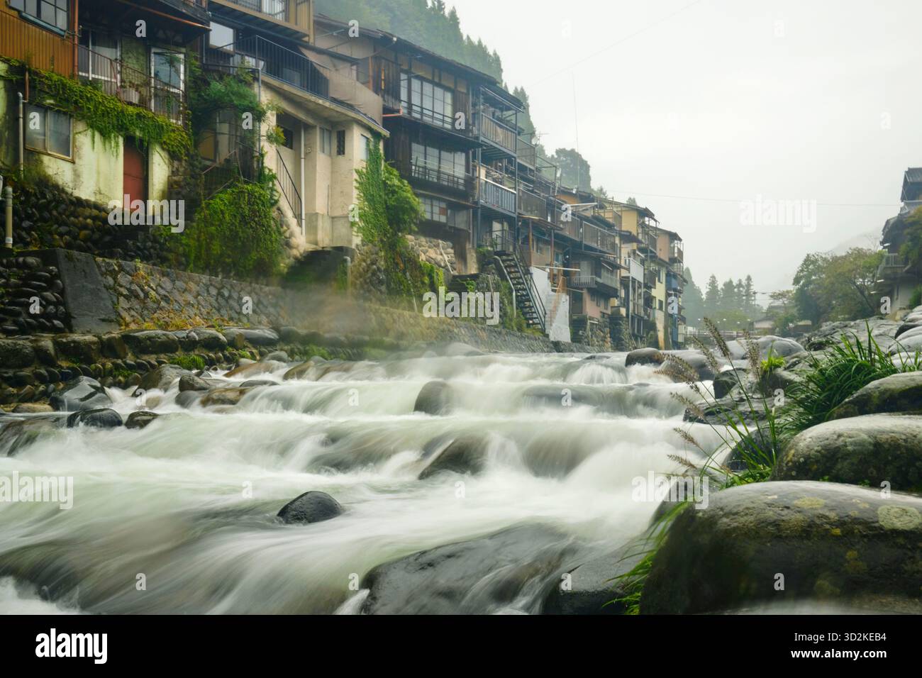 Ruisseau à la rivière Kodara, Gujo Hachiman, Gifu, Japon. Également connue comme la ville de l'eau du Japon. Banque D'Images