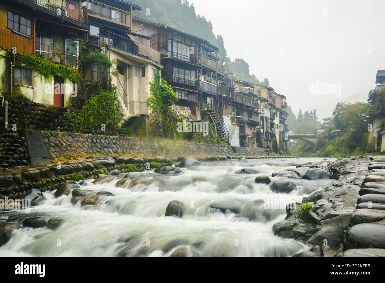 Ruisseau à la rivière Kodara, Gujo Hachiman, Gifu, Japon. Également connue comme la ville de l'eau du Japon. Banque D'Images