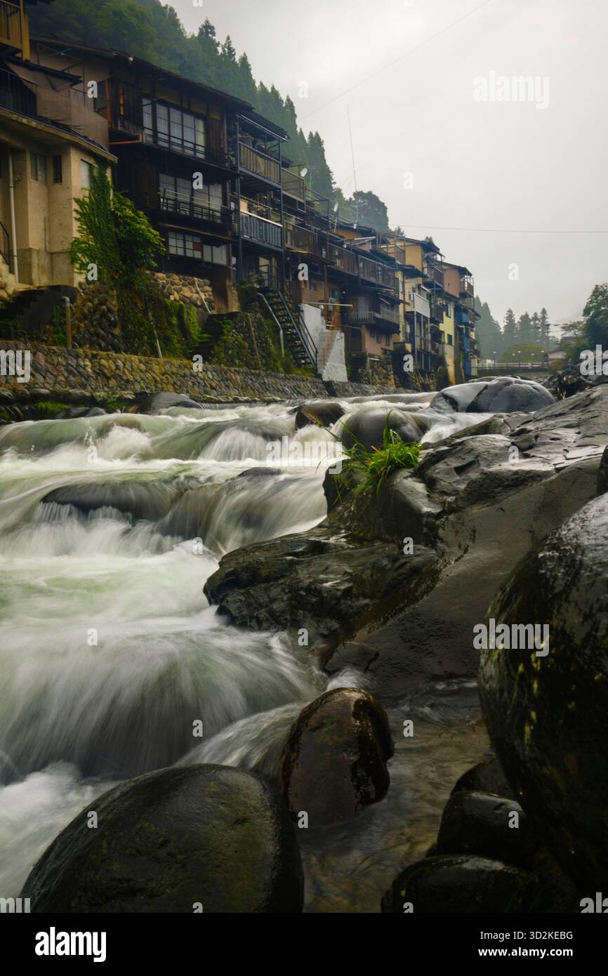 Ruisseau à la rivière Kodara, Gujo Hachiman, Gifu, Japon. Également connue comme la ville de l'eau du Japon. Banque D'Images