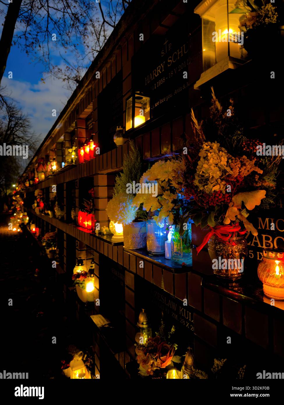 Toutes les bougies de la Fête des âmes qui brillent parmi les tombes symbolisent le souvenir, la spiritualité et l'amour éternel. Scène commémorative honorant le défunt avec des fleurs Banque D'Images