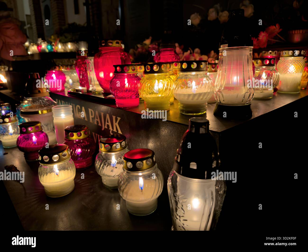 Toutes les bougies de la Fête des âmes qui brillent parmi les tombes symbolisent le souvenir, la spiritualité et l'amour éternel. Scène commémorative honorant le défunt avec des fleurs - Image de stock capturée avec un smartphone