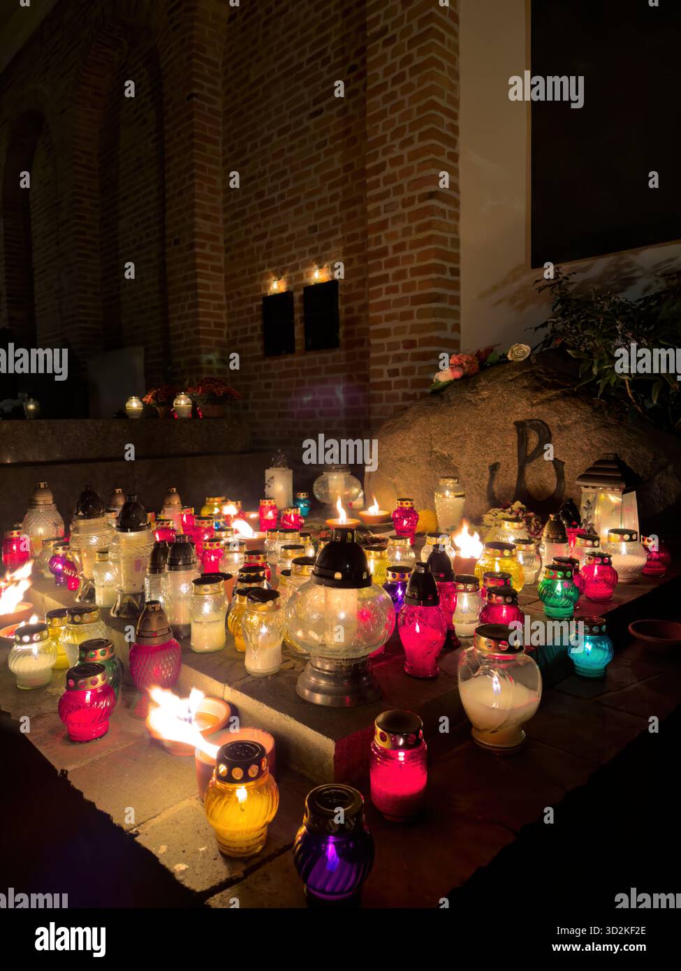 Toutes les bougies de la Fête des âmes qui brillent parmi les tombes symbolisent le souvenir, la spiritualité et l'amour éternel. Scène commémorative honorant le défunt avec des fleurs Banque D'Images