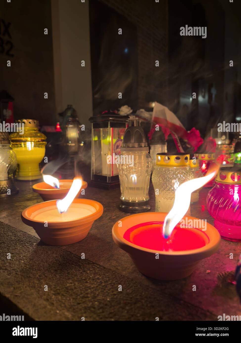 Toutes les bougies de la Fête des âmes qui brillent parmi les tombes symbolisent le souvenir, la spiritualité et l'amour éternel. Scène commémorative honorant le défunt avec des fleurs Banque D'Images