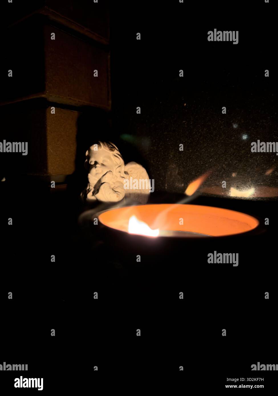 Le mémorial du jour de toutes les âmes rempli de bougies et de fleurs brillantes représente le souvenir, la foi et l'espoir. Atmosphère paisible de cimetière que les gens honorent - Image de stock capturée avec un smartphone