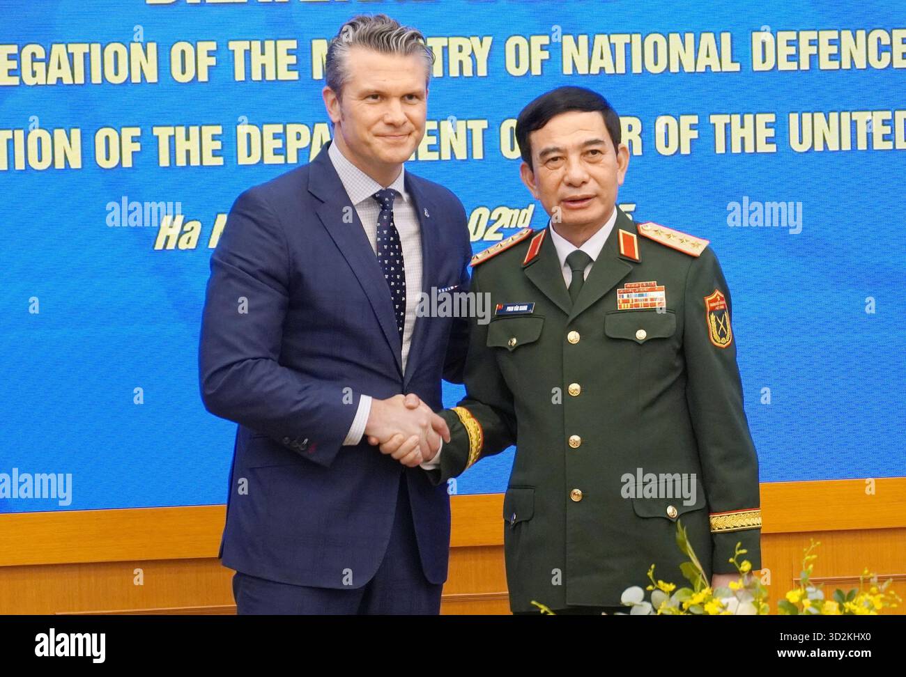 Le secrétaire américain à la Défense Pete Hegseth (G) serre la main au ministre vietnamien de la Défense Phan Van Giang le 2 novembre 2025. (Kyodo)==photo Kyodo via Credit : Newscom/Alamy Live News Banque D'Images