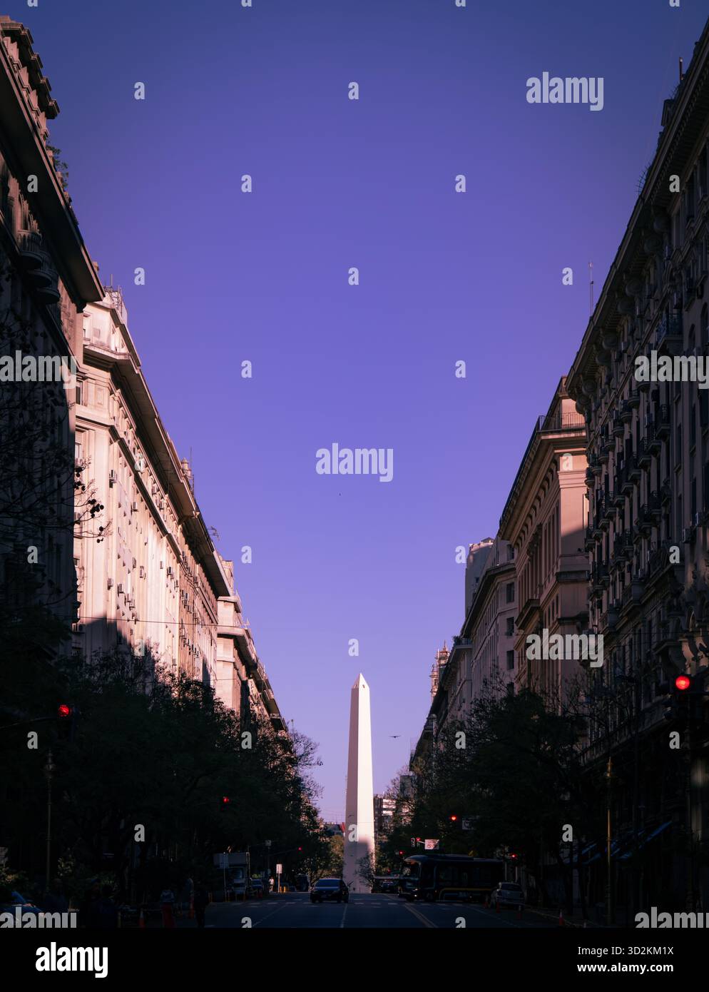 Obélisque de loin avec le ciel teinté violet Banque D'Images