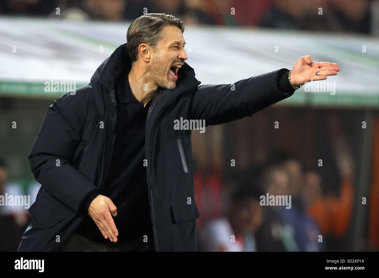 AUGSBOURG, ALLEMAGNE - OCTOBRE 31 : Niko Kovac, entraîneur-chef du Borussia Dortmund, réagit depuis la ligne de touche lors du match de Bundesliga entre le FC Augsbourg et le Borussia Dortmund à la WWK-Arena le 31 octobre 2025 à Augsbourg, Allemagne. © diebilderwelt / Alamy Stock Banque D'Images