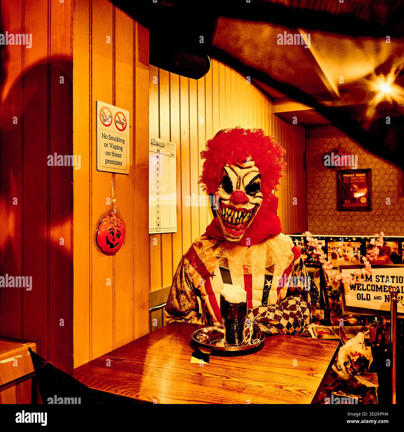 Clown d'Halloween dans un pub, Blackpool, Royaume-Uni Banque D'Images