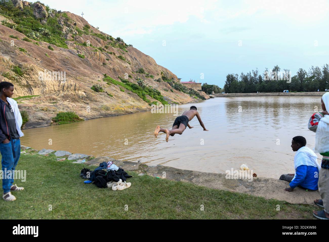 Axum, Ethiopie - 23 août 2025 : enfants plongeant dans la piscine de Queen Sheba à Axum en Ethiopie Banque D'Images