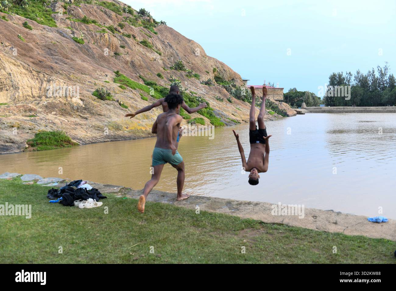 Axum, Ethiopie - 23 août 2025 : enfants plongeant dans la piscine de Queen Sheba à Axum en Ethiopie Banque D'Images