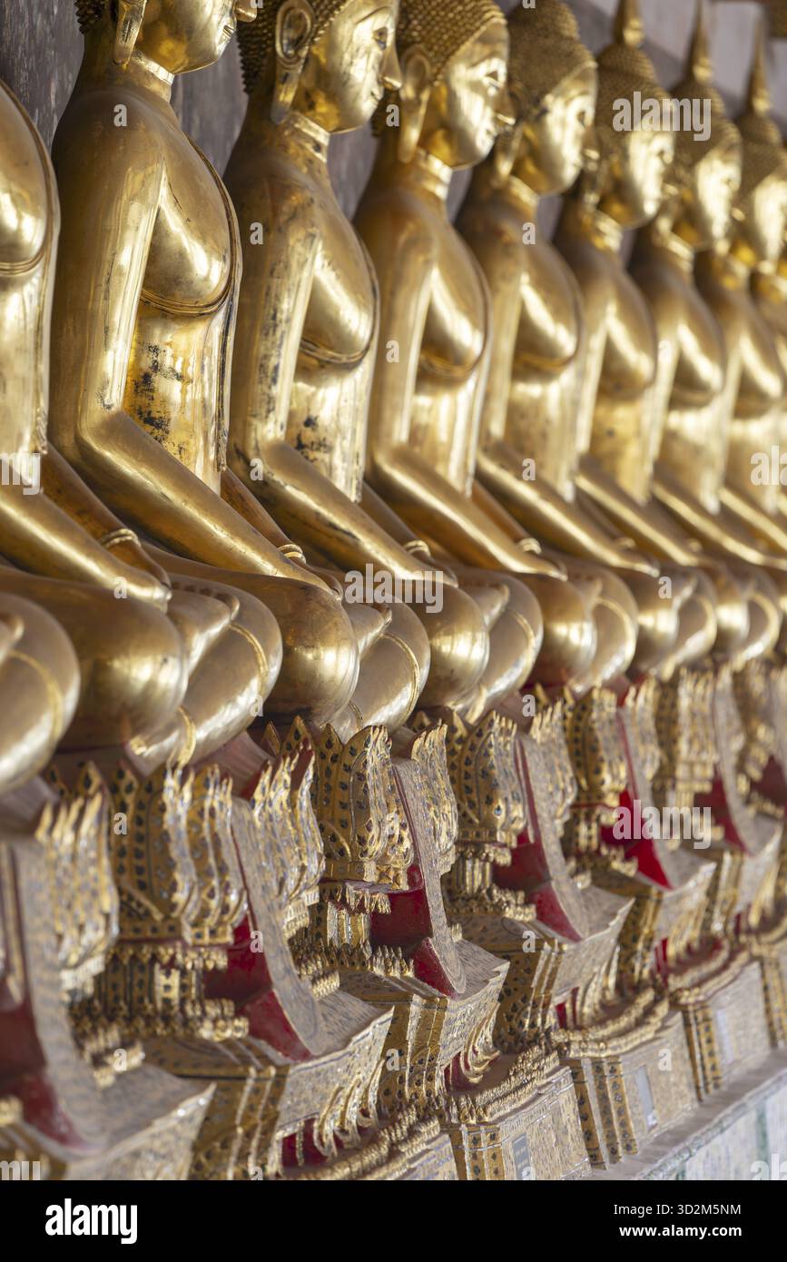 Statues dorées de Bouddha (Bhumispara mudra : Bouddha Gautama au moment des lumières), Wat Suthat Thepwararam, Temple Royal, Phra Nakhon, Bangkok, T Banque D'Images