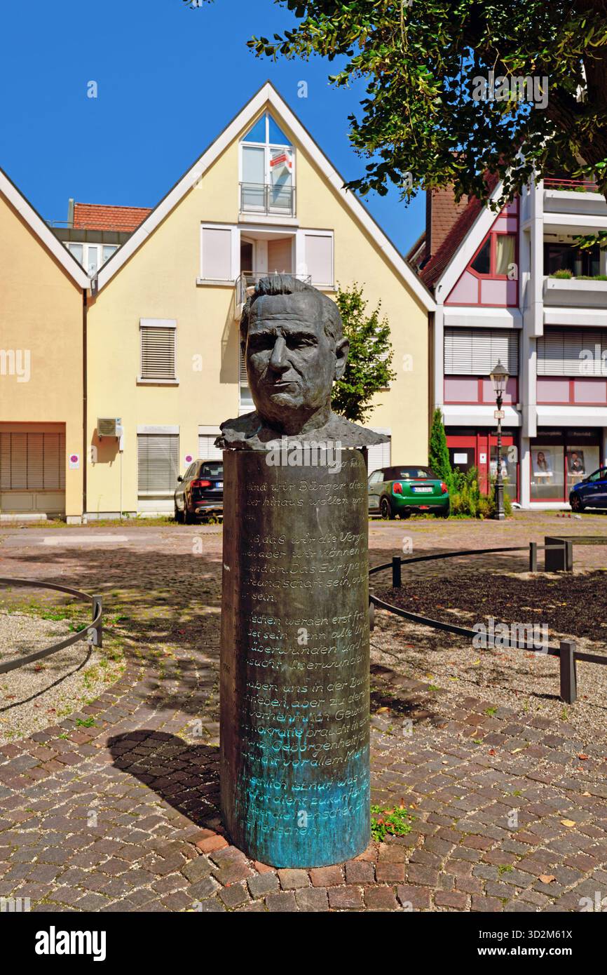Ettlinge, Allemagne - 13 août 2025 : buste en bronze de l'homme politique allemand et maire d'Ettlingen Hugo Rimmelspacher Banque D'Images