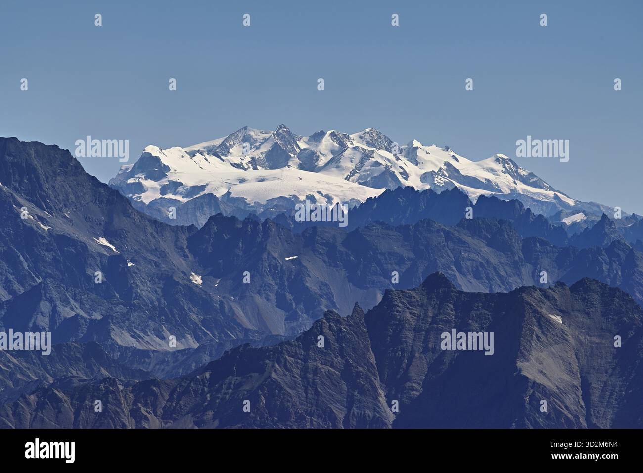 Vue sur les Alpes suisses avec les sommets enneigés du Monte Rosa, terrasse panoramique pointe Helbronner, Chamonix-Mont-Blanc, haute-Savoie, bassin versant Ital Banque D'Images