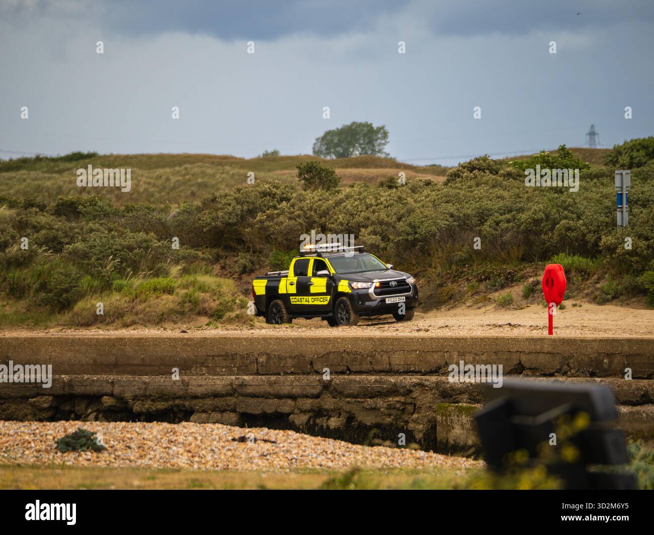 Véhicule 4x4 de l'officier côtier du conseil de district de Rother à l'extrémité ouest de Camber Sands, Rye, East Sussex, Royaume-Uni Banque D'Images