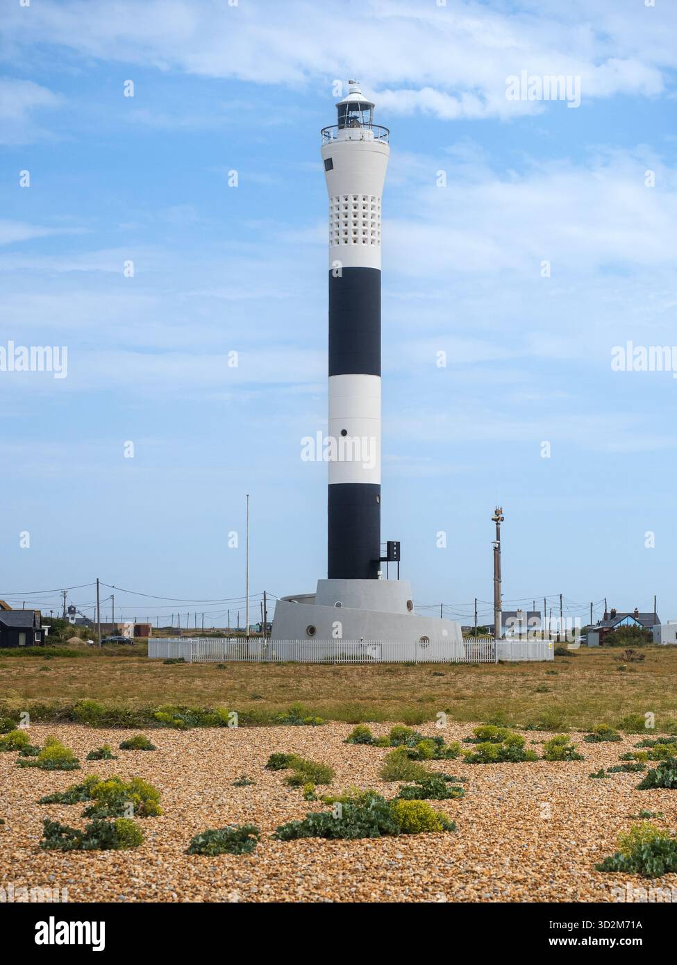 1961 phare commandé sur la plage de galets de Dungeness, Kent, Royaume-Uni Banque D'Images