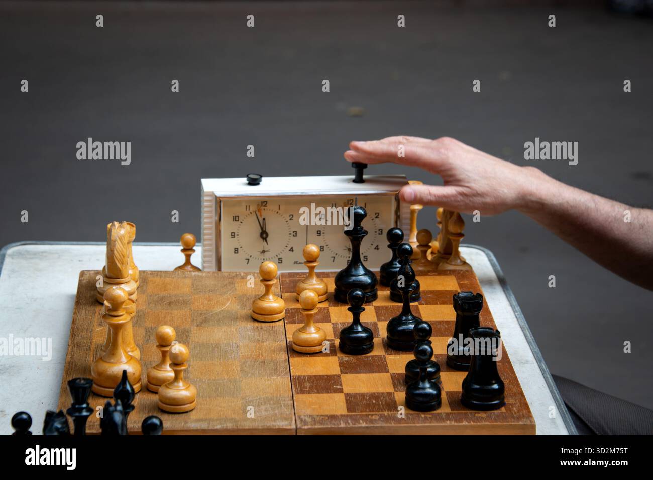 Jeu d'échecs de rue avec horloge Banque D'Images
