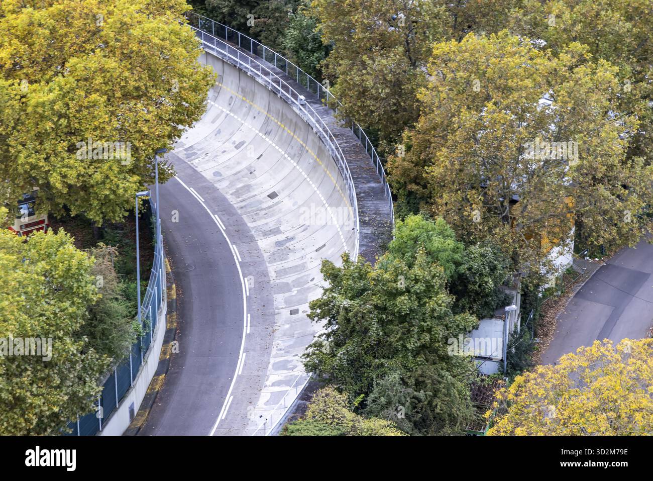 Piste de l'usine Mercedes-Benz avec une courbe de paroi abrupte. Piste d'essai pour véhicules d'essai Mercedes. Stuttgart, Bade-Wuerttemberg, Allemagne Banque D'Images