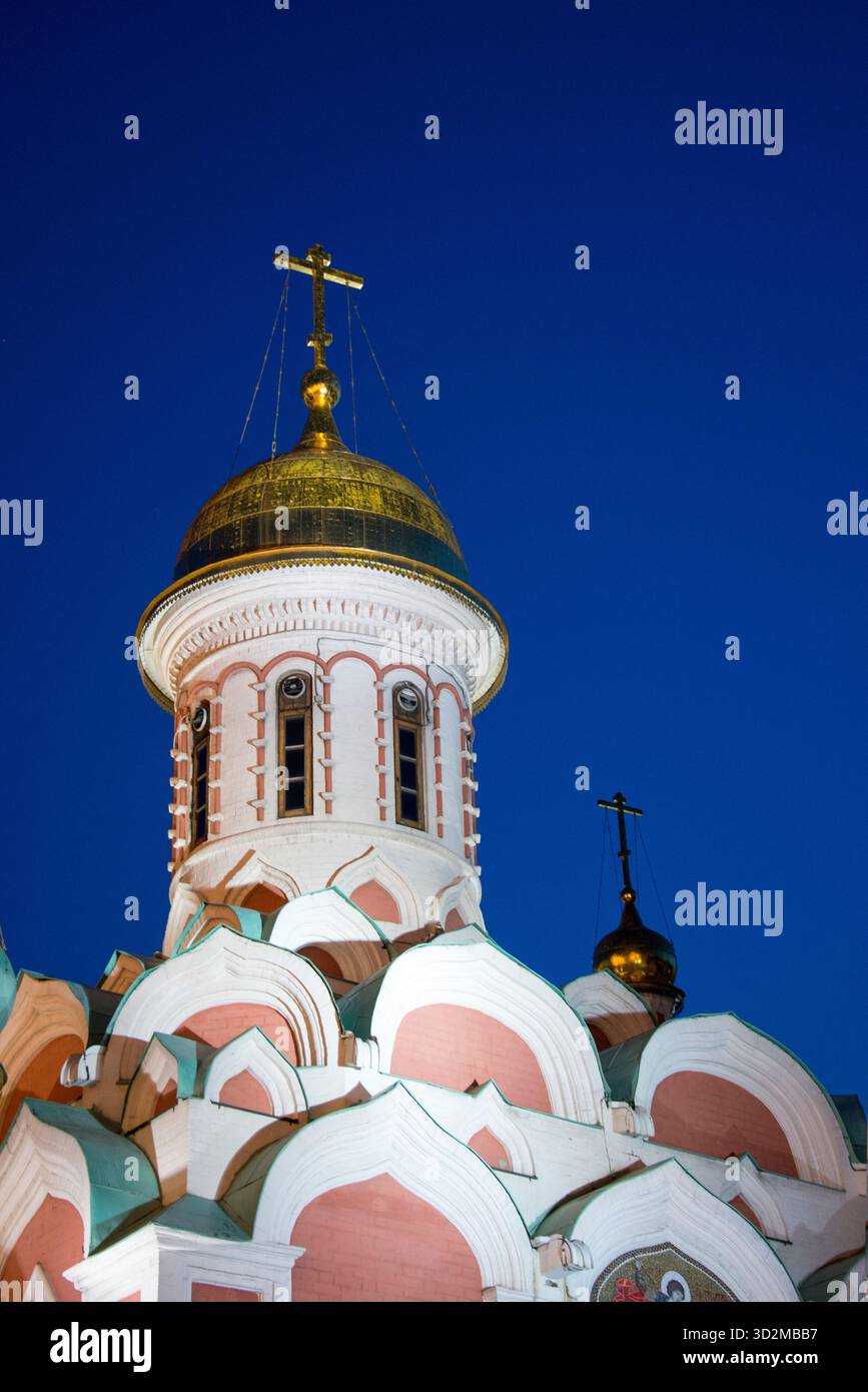 Le dôme central et le tambour de la cathédrale de Kazan à Pétersbourg, Russie, illuminé au crépuscule contre un ciel bleu profond. Banque D'Images