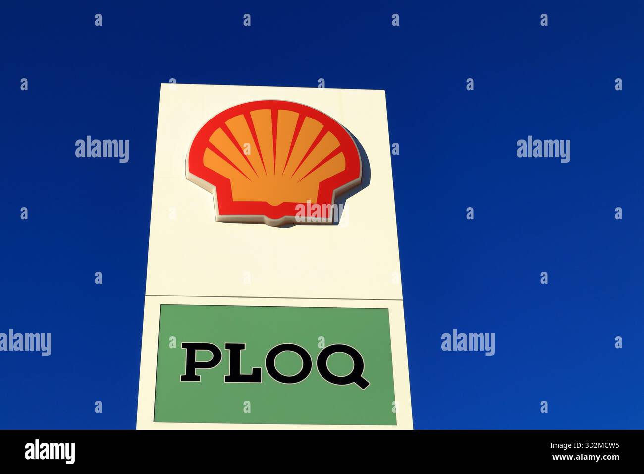 Coquille et signe ploq. Station d'essence pour voitures et camions. Arrêt de nourriture pendant le voyage. Bålsta, Suède. Banque D'Images