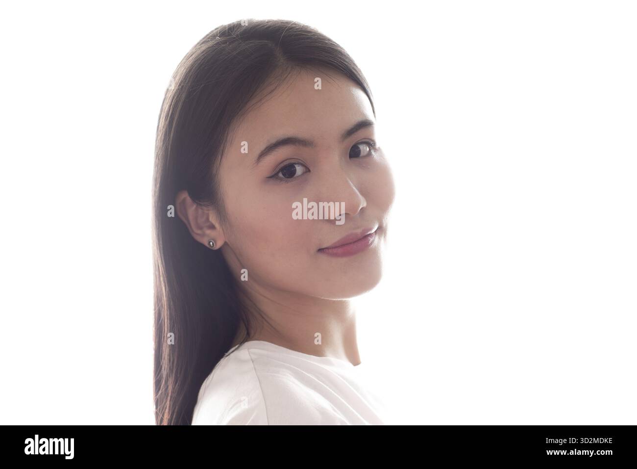 Portrait de femme souriante asiatique sur fond blanc Banque D'Images