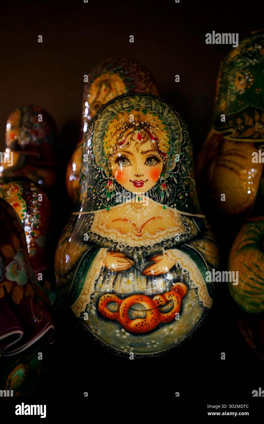 Poupées traditionnelles russes dorées Matryoshka Banque D'Images
