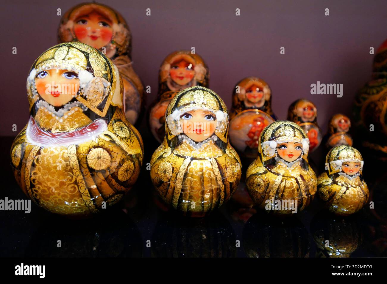 Poupées traditionnelles russes dorées Matryoshka Banque D'Images