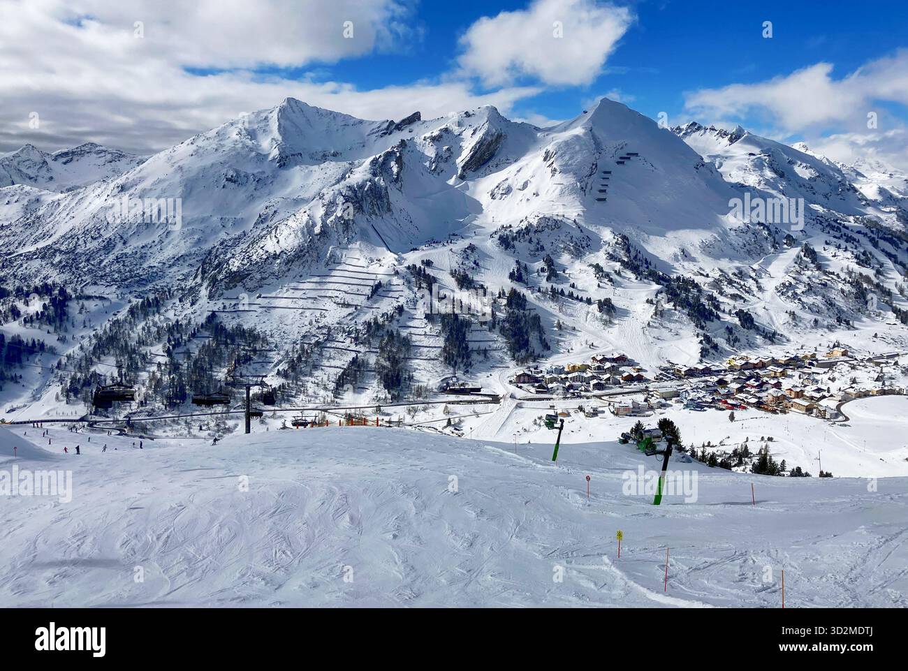 Belle vue panoramique alpine montagnes enneigées, belles montagnes européennes d'hiver dans les Alpes, pente pour les skieurs de fond dans le paysage Banque D'Images