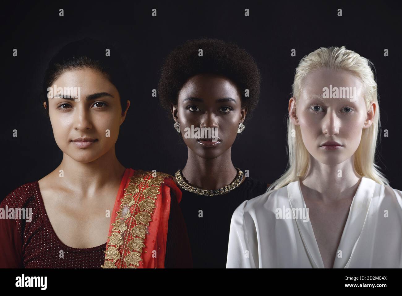 Femme caucasienne, femme afro-américaine et femme indienne portrait sur fond noir. Plusieurs races différentes femmes personnes concept d'amitié Banque D'Images