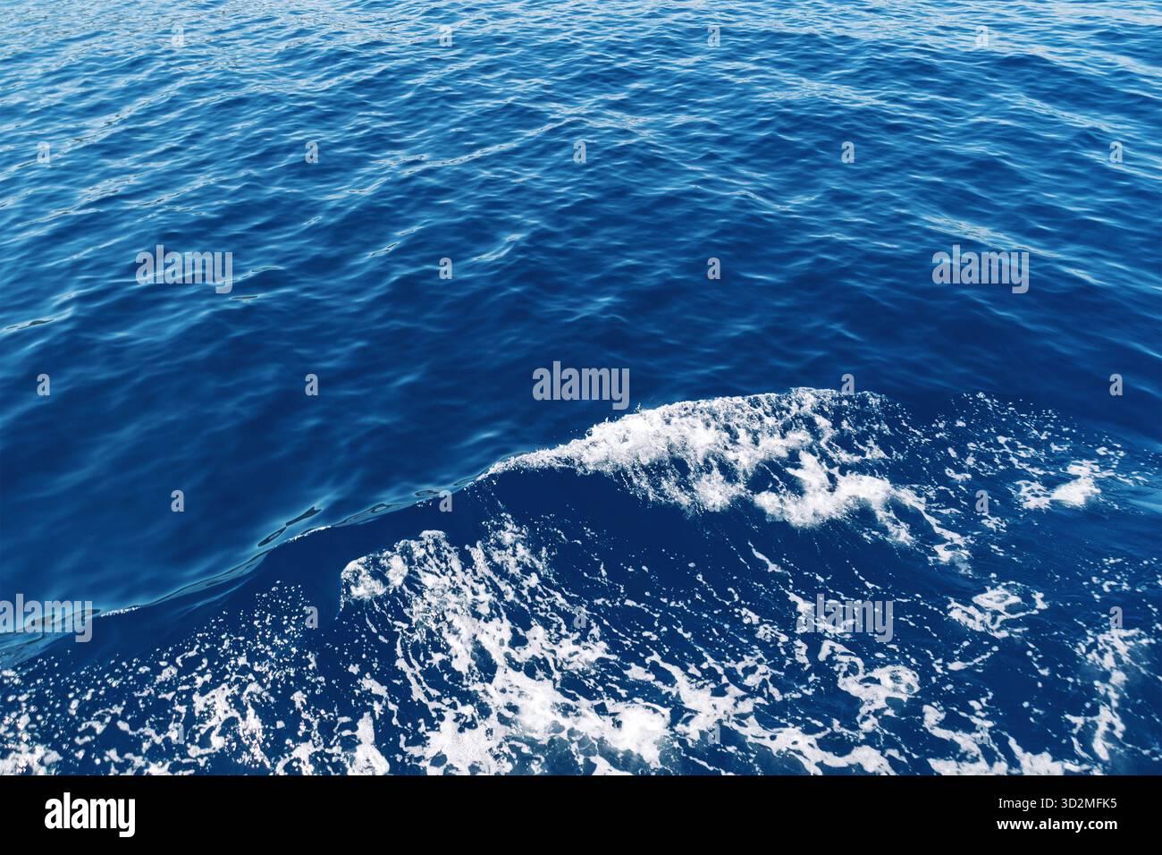 Vaste scène océanique avec des vagues et une surface d'eau bleu profond. Banque D'Images