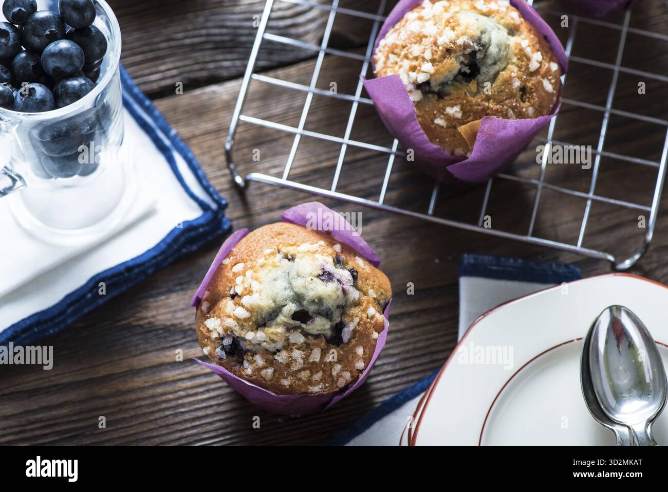 Muffins aux myrtilles frais servis sur la table en bois de la cuisine rustique Banque D'Images